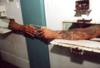 El pueta (brazo tatuado) le pasa un ejemplar de La Tormentad a un compañero de prisión en Estambul. Circa 1981